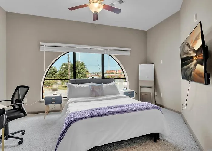 Cozy 1br- Pool,gym,pkng,near Bok Ctr&arts Dstrct *